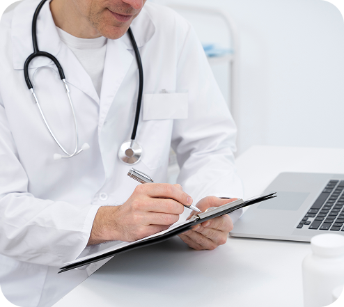 Doctor realizando chequeo médico de rutina