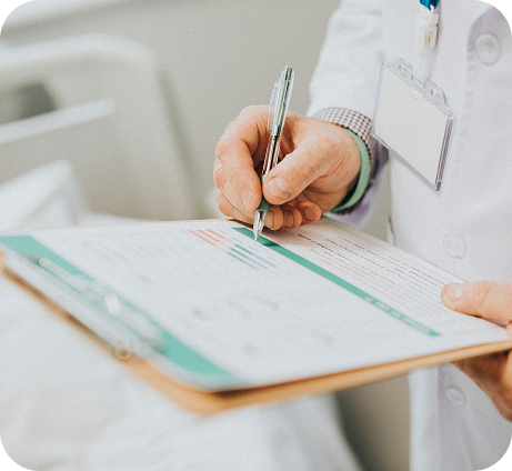 Médico anotando los síntomas de un paciente